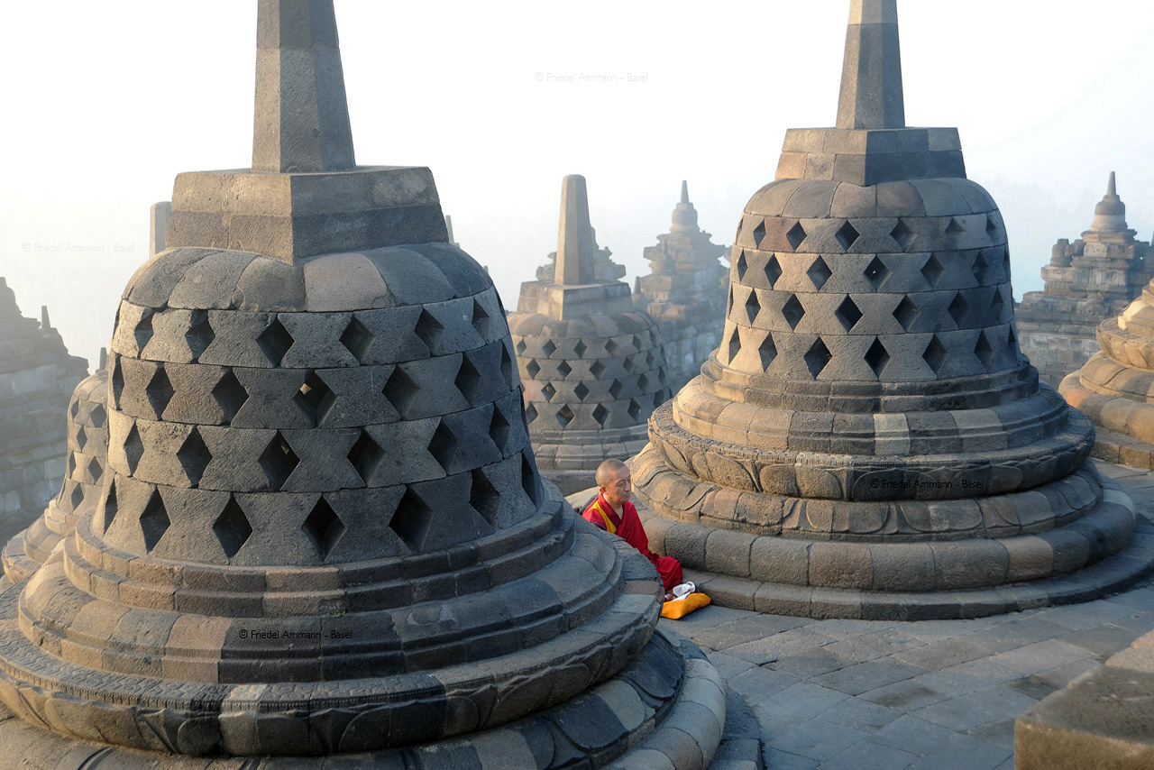 Borobudur - Indonesia © Friedel Ammann - Basel